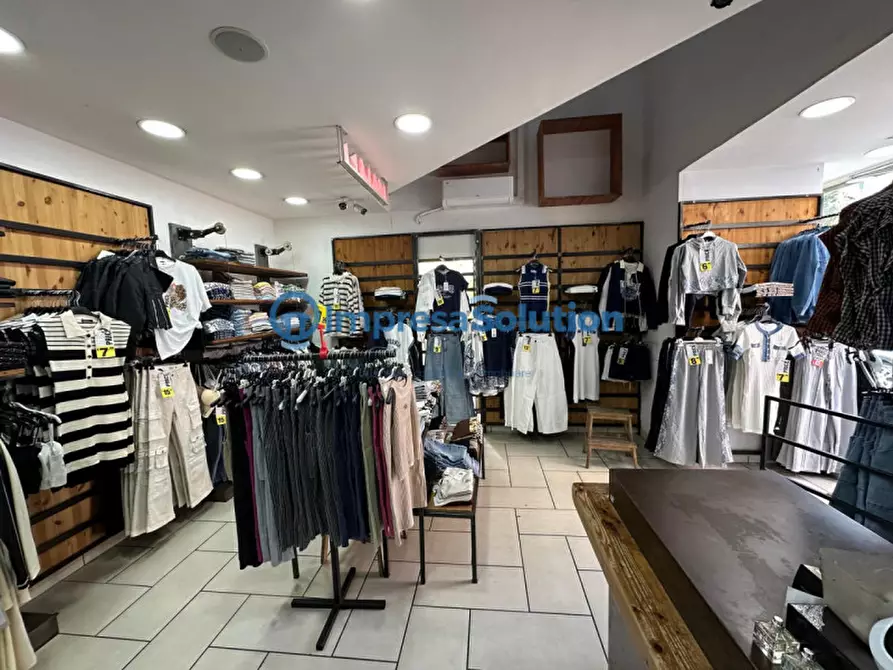 Immagine 10 di Negozio in affitto  in Corso Giuseppe Garibaldi a Napoli