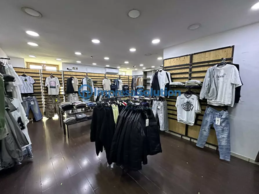 Immagine 11 di Negozio in affitto  in Corso Giuseppe Garibaldi a Napoli