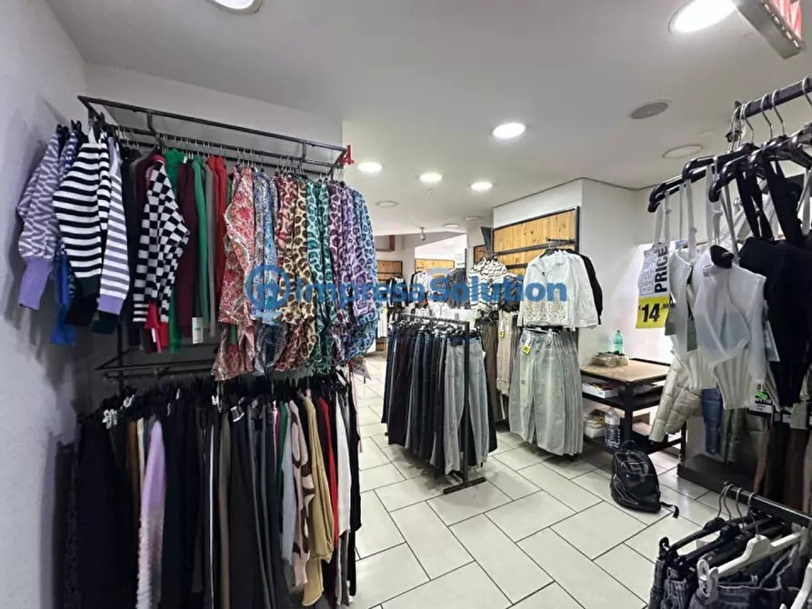 Immagine 12 di Negozio in affitto  in Corso Giuseppe Garibaldi a Napoli