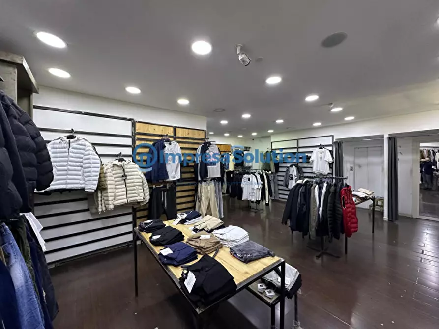 Immagine 13 di Negozio in affitto  in Corso Giuseppe Garibaldi a Napoli