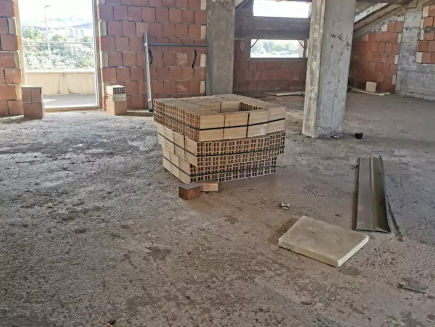 Immagine 20 di Palazzo in vendita  in via russomanno a Satriano