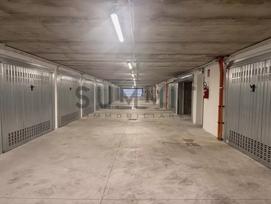 Immagine 1 di Garage in vendita  a Schio