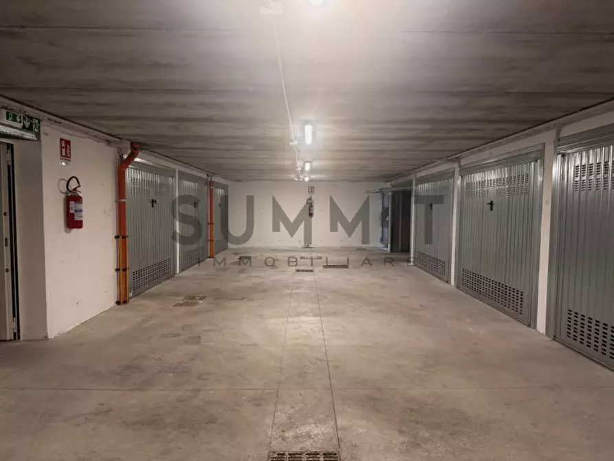 Immagine 2 di Garage in vendita  a Schio