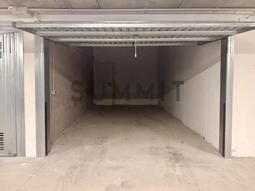 Immagine 3 di Garage in vendita  a Schio