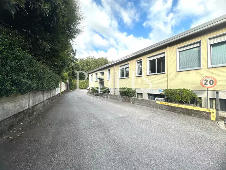 Immagine 2 di Capannone industriale in vendita  a Como