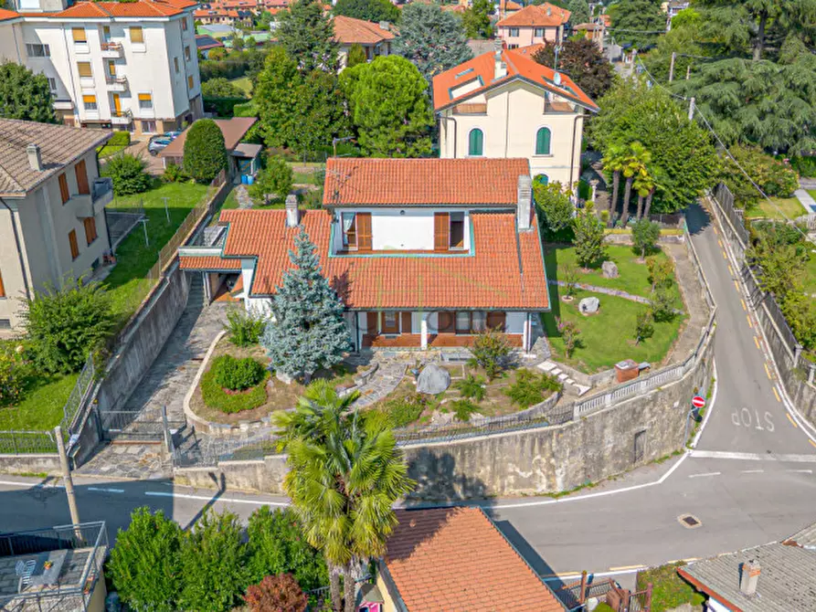 Immagine 1 di Villa in vendita  a Lurago D'erba