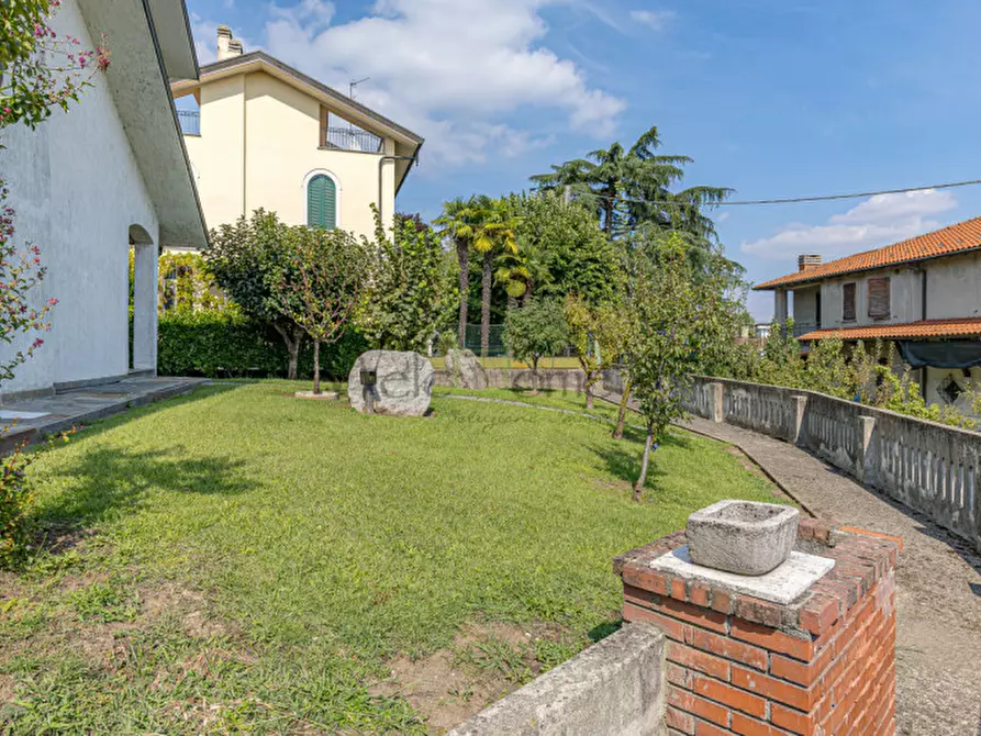 Immagine 8 di Villa in vendita  a Lurago D'erba
