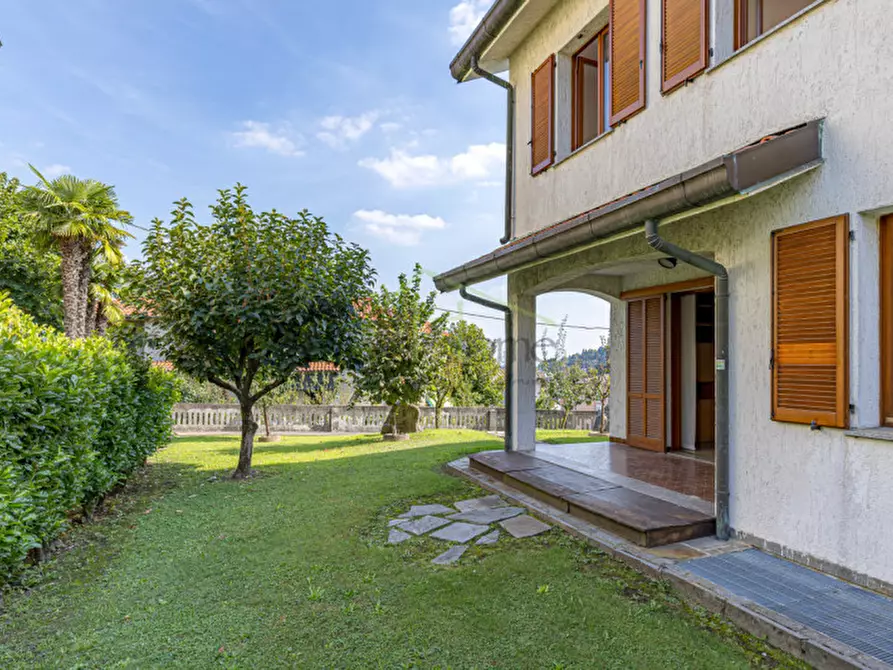 Immagine 18 di Villa in vendita  a Lurago D'erba