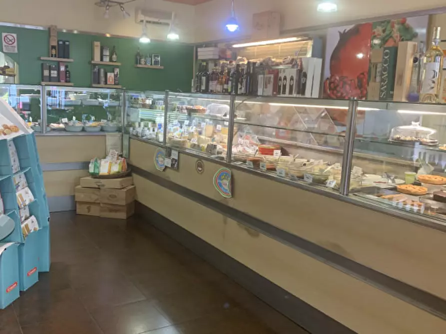 Immagine 1 di Attività commerciale in vendita  in Corso Valentino 53 a Casale Monferrato