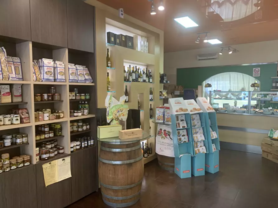 Immagine 3 di Attività commerciale in vendita  in Corso Valentino 53 a Casale Monferrato