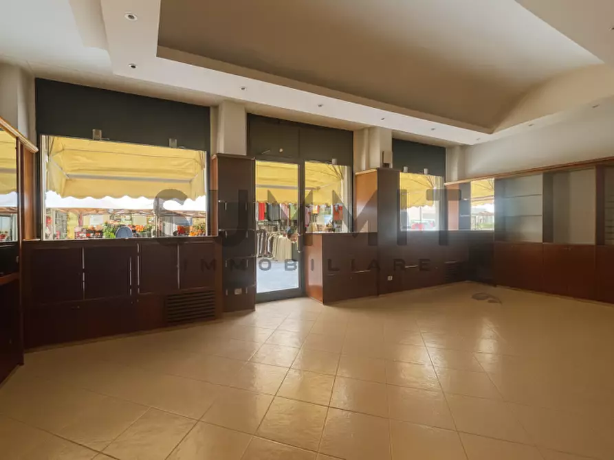 Immagine 4 di Negozio in affitto  in Schio a Schio