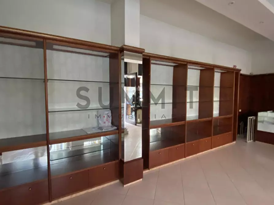 Immagine 5 di Negozio in affitto  in Schio a Schio