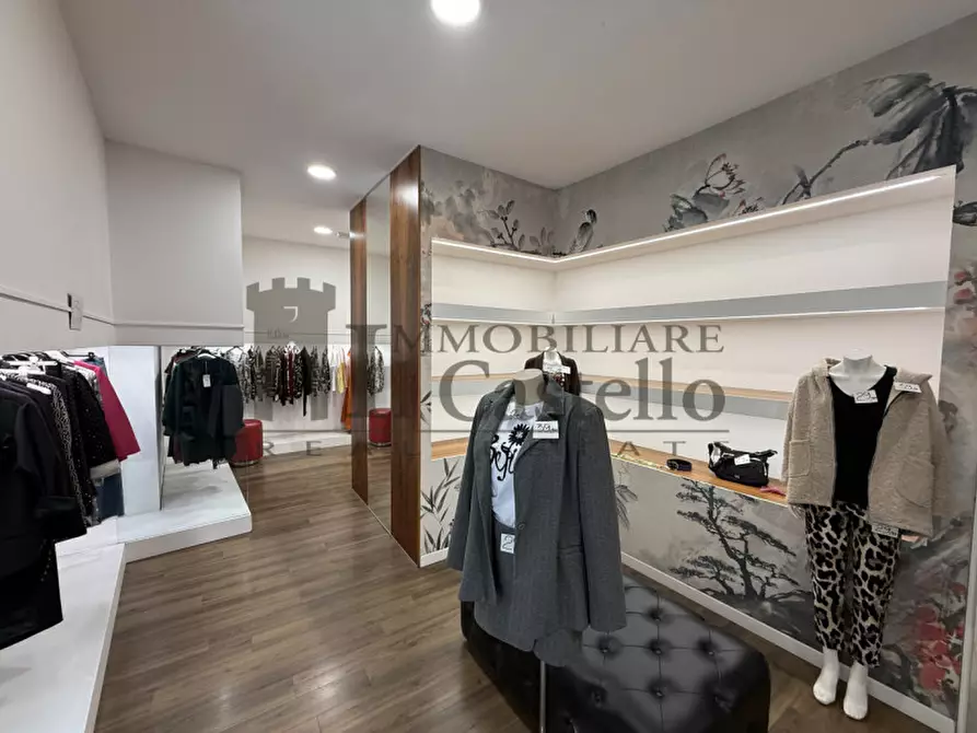 Immagine 2 di Negozio in affitto  in Via del Forte a Castiglione Del Lago