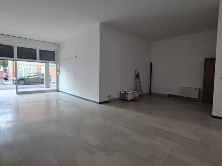 Immagine 2 di Negozio in vendita  in PIAZZA GIOVANNI XXIII 10 a Novi Di Modena