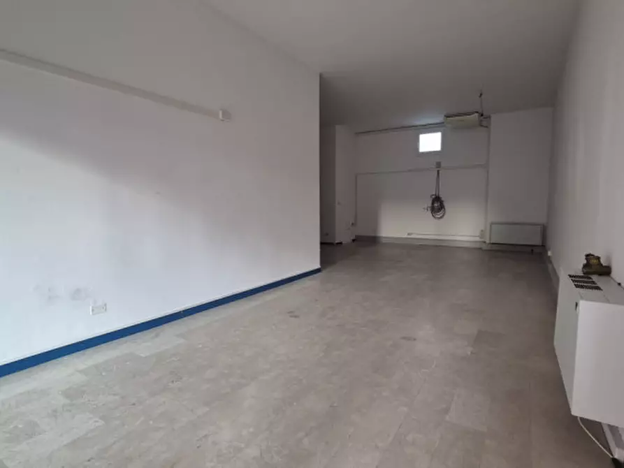 Immagine 3 di Negozio in vendita  in PIAZZA GIOVANNI XXIII 10 a Novi Di Modena