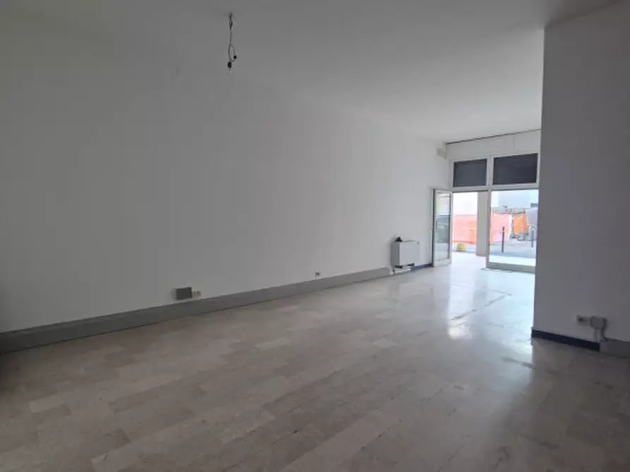 Immagine 4 di Negozio in vendita  in PIAZZA GIOVANNI XXIII 10 a Novi Di Modena