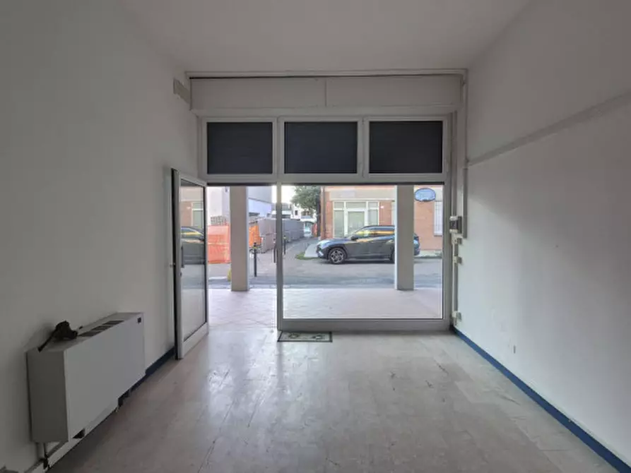 Immagine 8 di Negozio in vendita  in PIAZZA GIOVANNI XXIII 10 a Novi Di Modena