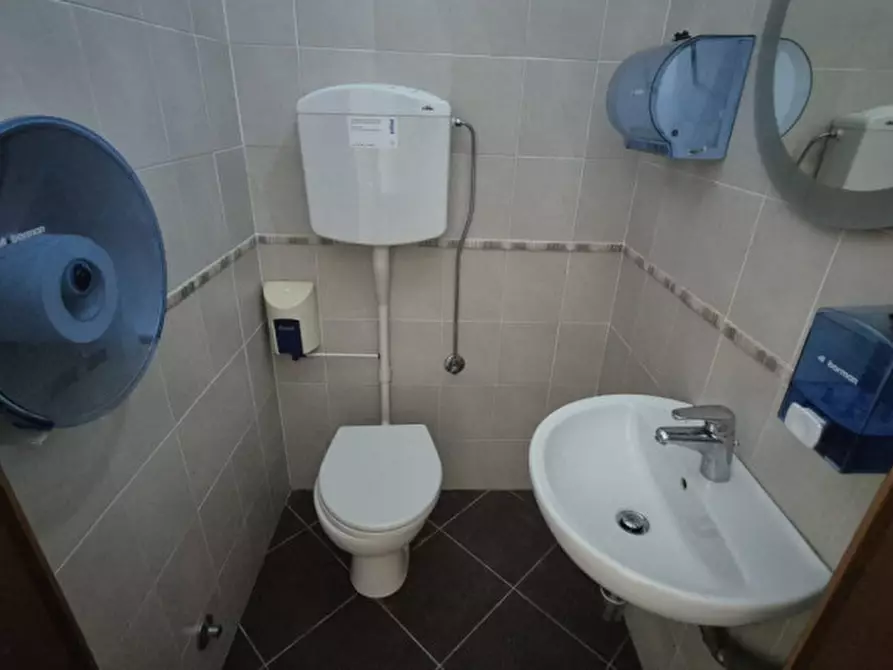 Immagine 14 di Negozio in vendita  in PIAZZA GIOVANNI XXIII 10 a Novi Di Modena