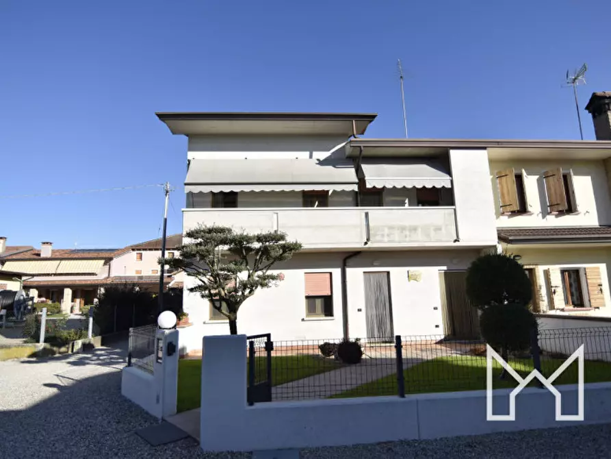 Immagine 1 di Casa bifamiliare in vendita  a Loria