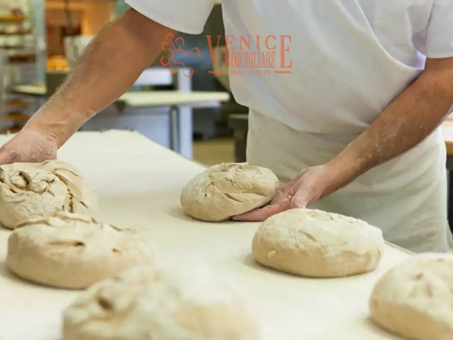 Immagine 2 di Attività commerciale in vendita  a Venezia