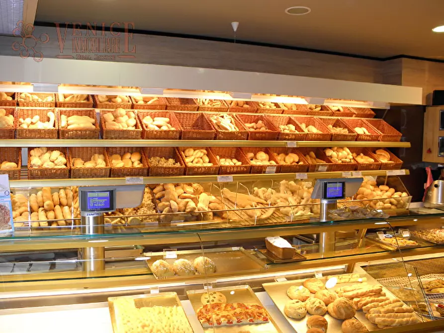 Immagine 4 di Attività commerciale in vendita  a Venezia
