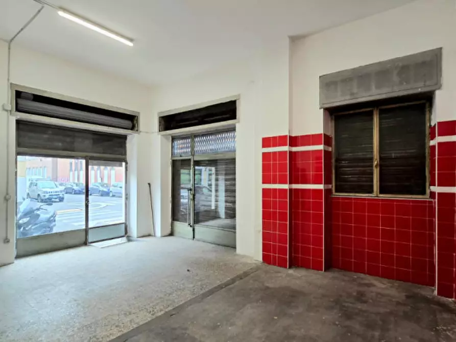 Immagine 3 di Negozio in vendita  in Via Salerno angolo Via Urbino a Torino