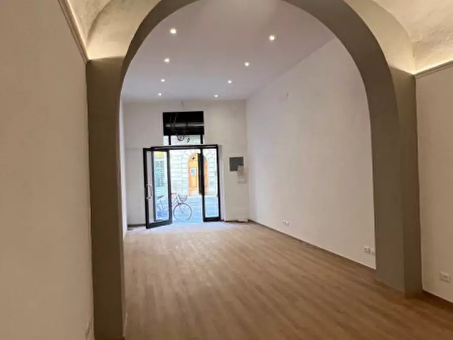 Immagine 2 di Negozio in vendita  in via roma a Montevarchi