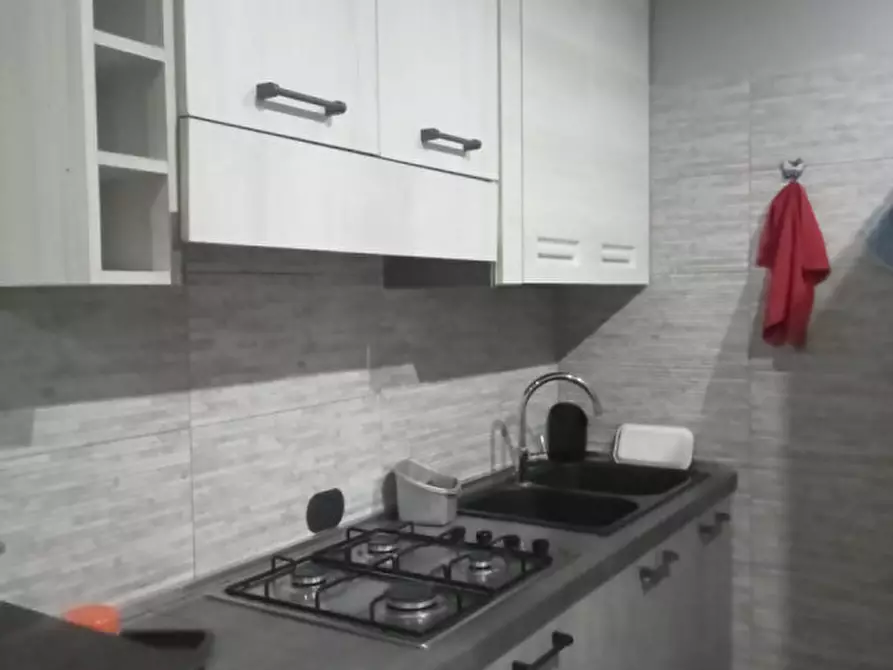 Immagine 33 di Camera in affitto  in Via Giustiniano a Napoli