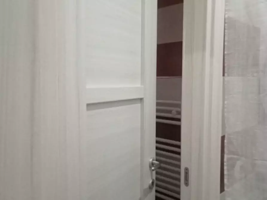 Immagine 43 di Camera in affitto  in Via Giustiniano a Napoli