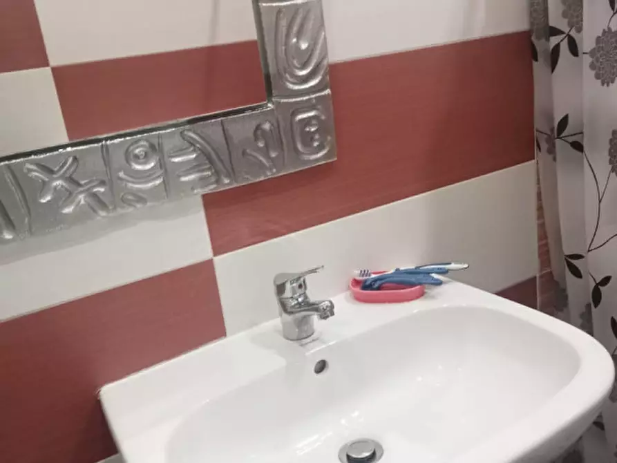 Immagine 48 di Camera in affitto  in Via Giustiniano a Napoli