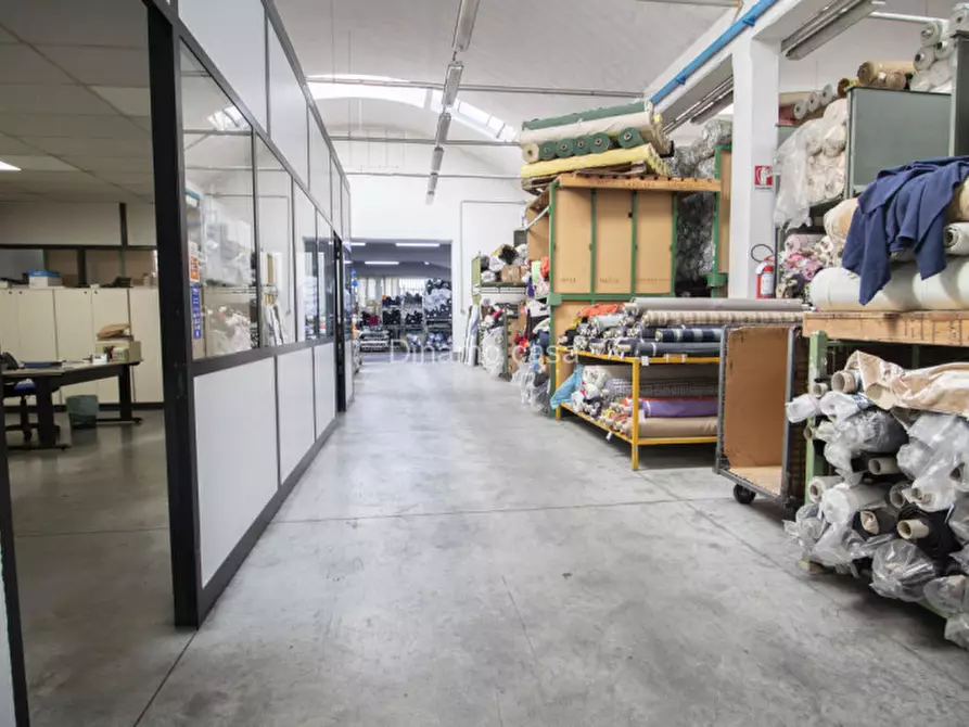 Immagine 1 di Magazzino in vendita  a Prato