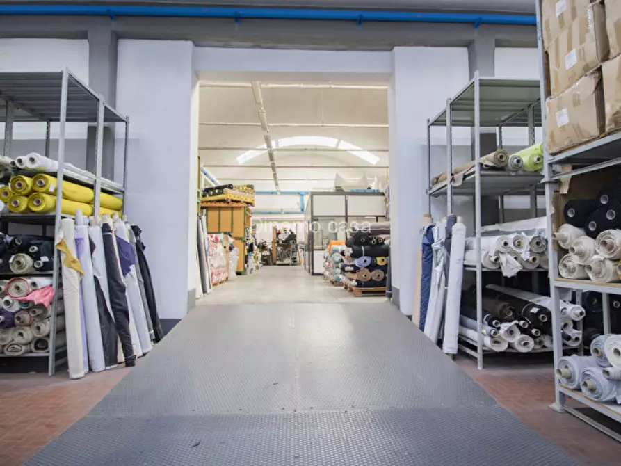 Immagine 2 di Magazzino in vendita  a Prato