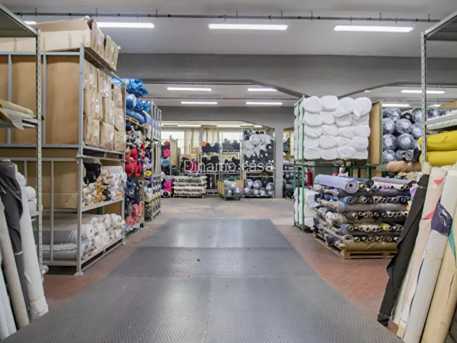 Immagine 3 di Magazzino in vendita  a Prato