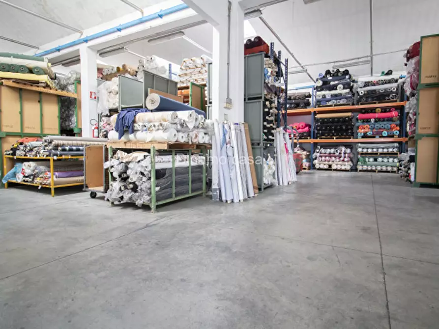 Immagine 4 di Magazzino in vendita  a Prato