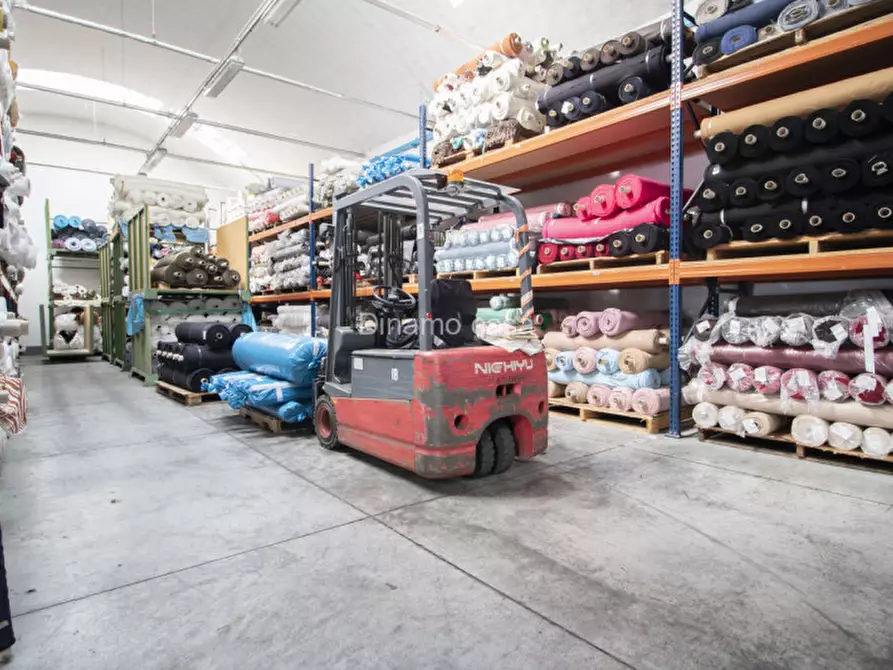 Immagine 5 di Magazzino in vendita  a Prato