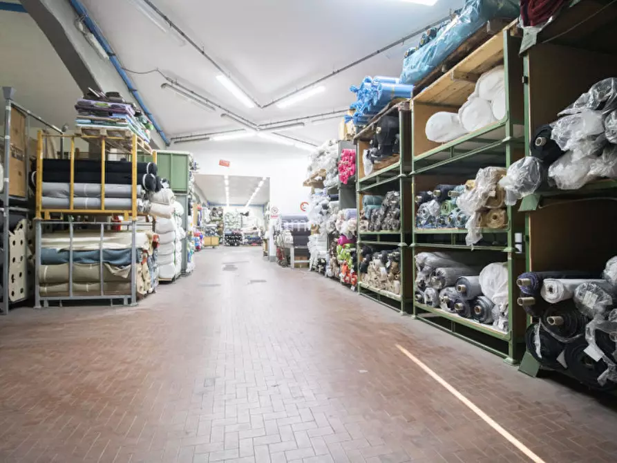 Immagine 8 di Magazzino in vendita  a Prato