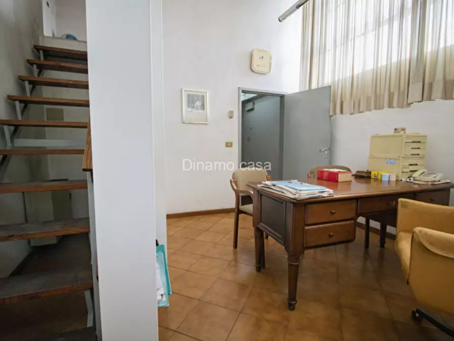 Immagine 10 di Magazzino in vendita  a Prato