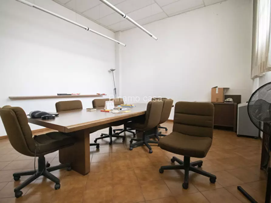 Immagine 12 di Magazzino in vendita  a Prato