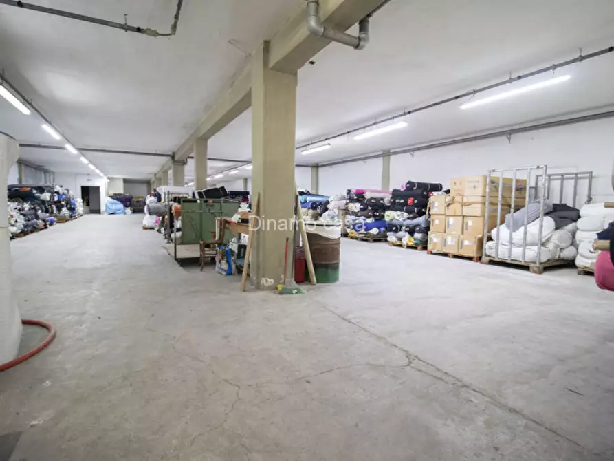 Immagine 13 di Magazzino in vendita  a Prato