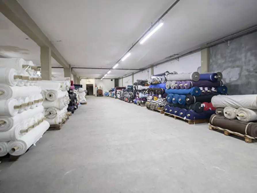 Immagine 14 di Magazzino in vendita  a Prato