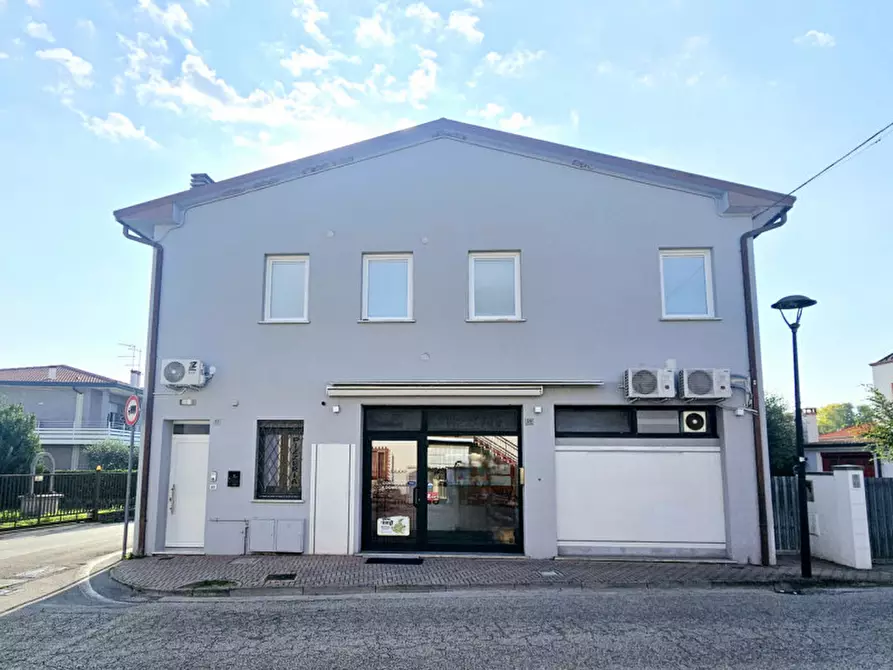 Immagine 1 di Negozio in vendita  in VIA IV NOVEMBRE a Ospedaletto Euganeo