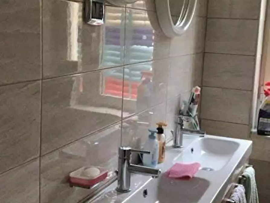 Immagine 10 di Camera in affitto  in via luigi la vista 3 a Napoli