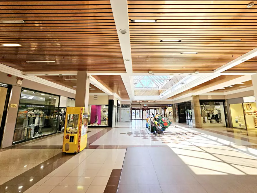 Immagine 1 di Negozio in vendita  in PIAZZALE ROVIGNO a Adria