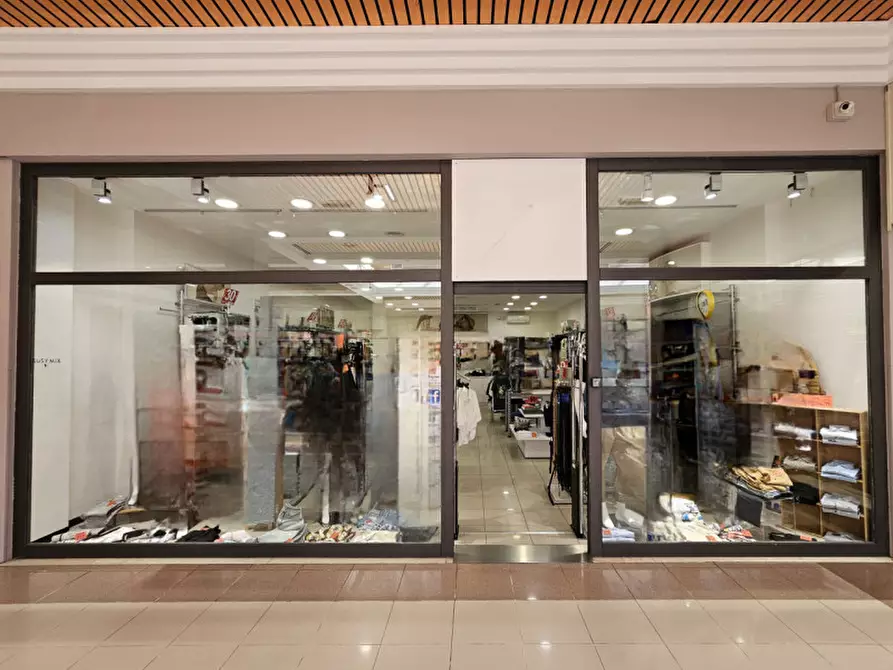 Immagine 2 di Negozio in vendita  in PIAZZALE ROVIGNO a Adria