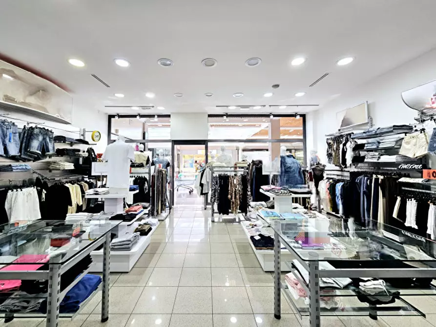 Immagine 3 di Negozio in vendita  in PIAZZALE ROVIGNO a Adria