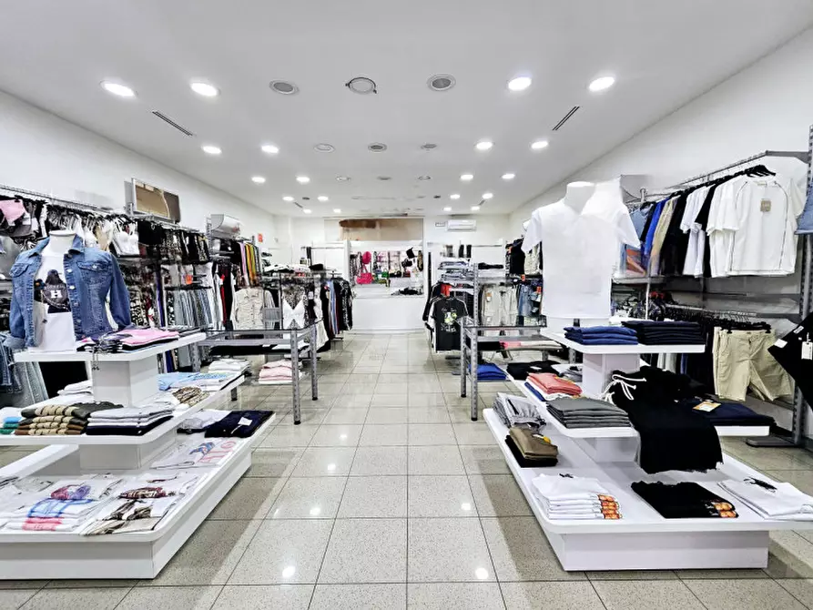 Immagine 4 di Negozio in vendita  in PIAZZALE ROVIGNO a Adria