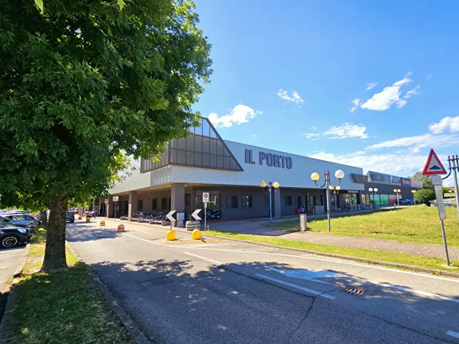 Immagine 5 di Negozio in vendita  in PIAZZALE ROVIGNO a Adria