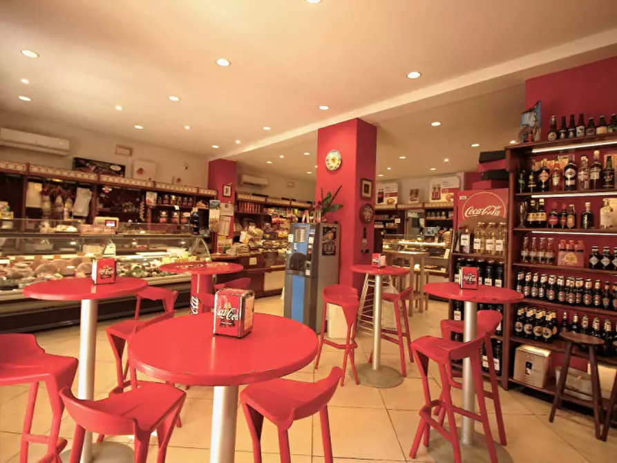 Immagine 6 di Negozio in vendita  in Piazza Generale Antonio Cascino n. 169/170 a Palermo