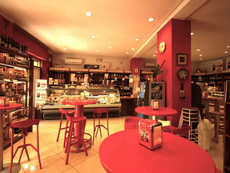 Immagine 7 di Negozio in vendita  in Piazza Generale Antonio Cascino n. 169/170 a Palermo