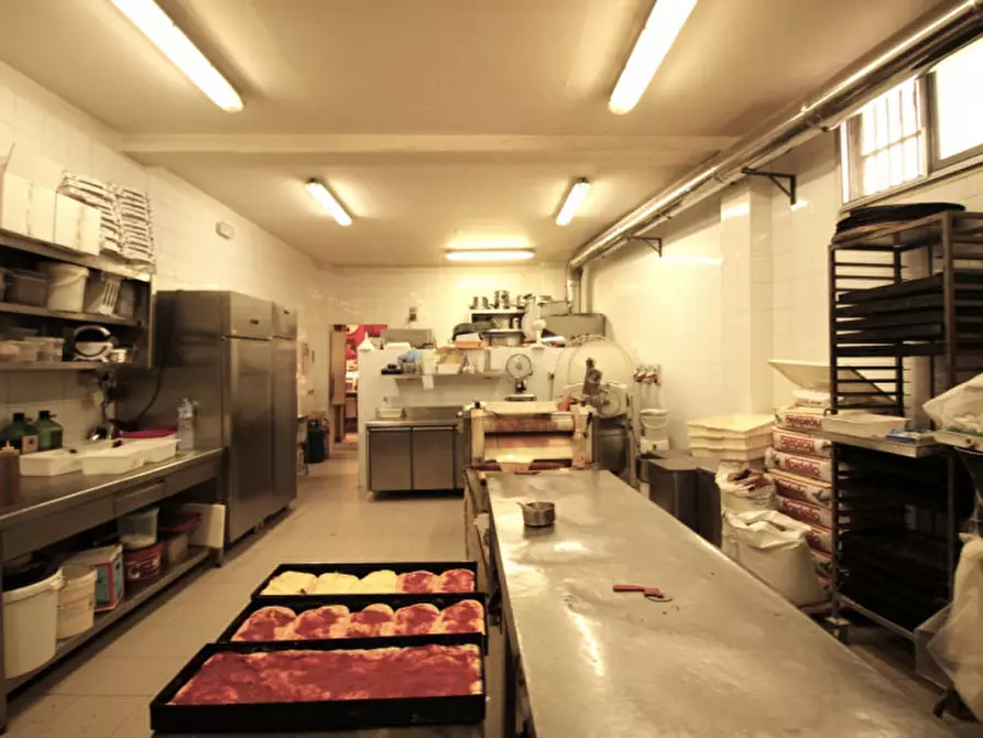 Immagine 8 di Negozio in vendita  in Piazza Generale Antonio Cascino n. 169/170 a Palermo